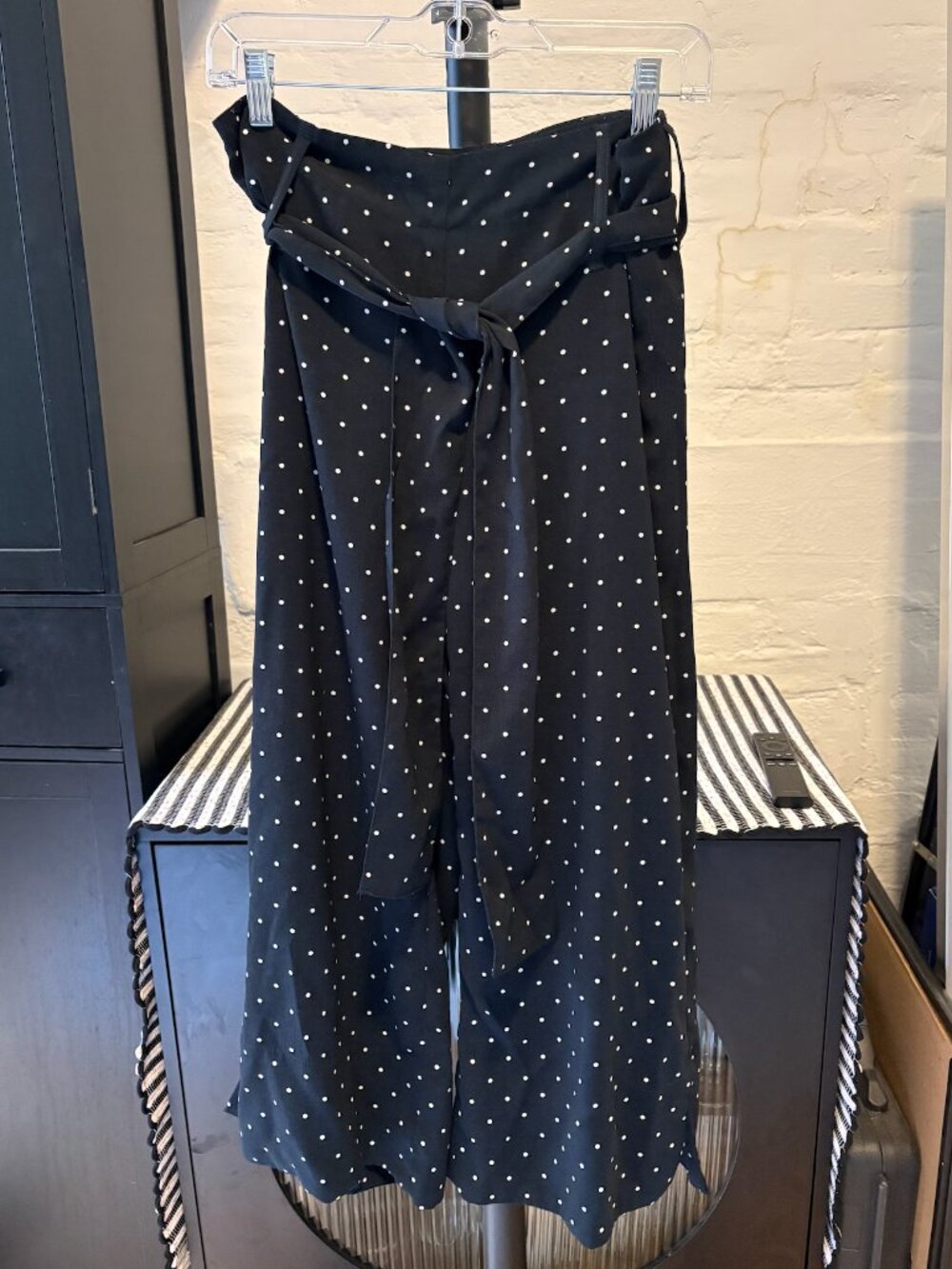 Cynthia Rowley Navy Polka Dot Cropped Pants with Belt, Size 4